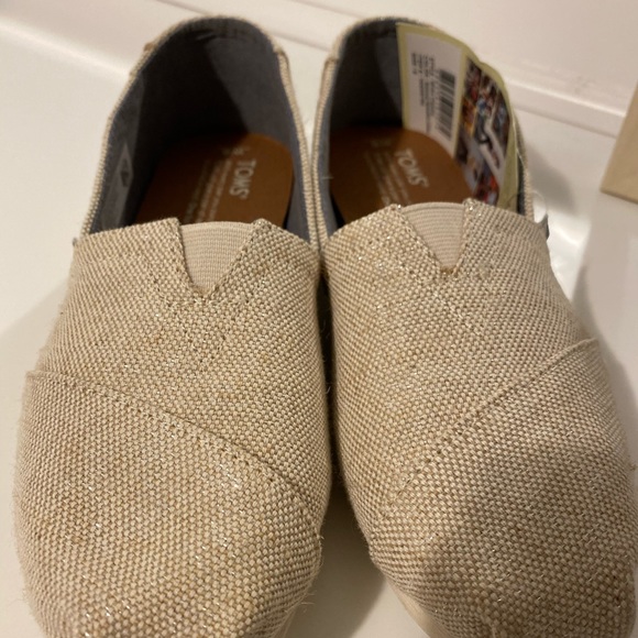Toms Loafers -Light Creme Shimmer Brand New Size 6 - Picture 4 of 10